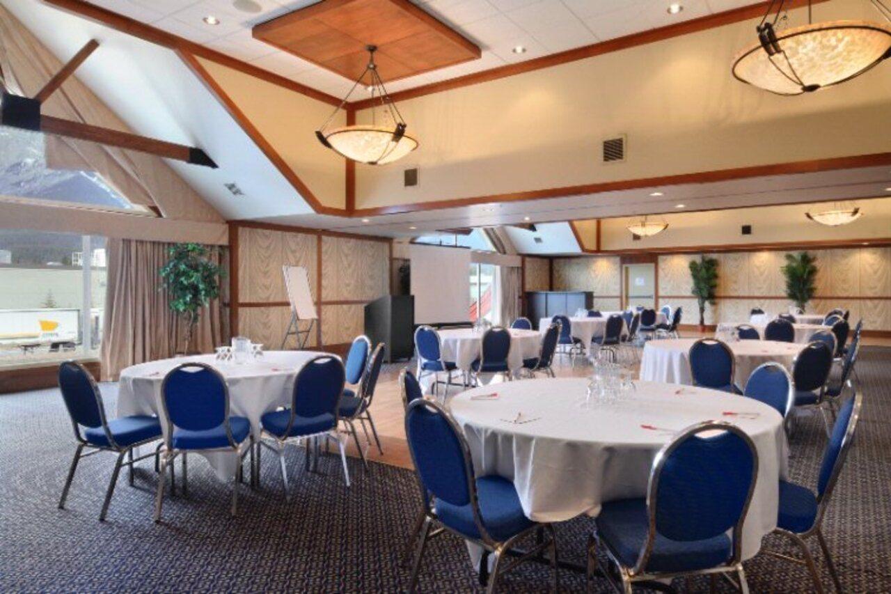 Canmore Inn & Suites Екстериор снимка