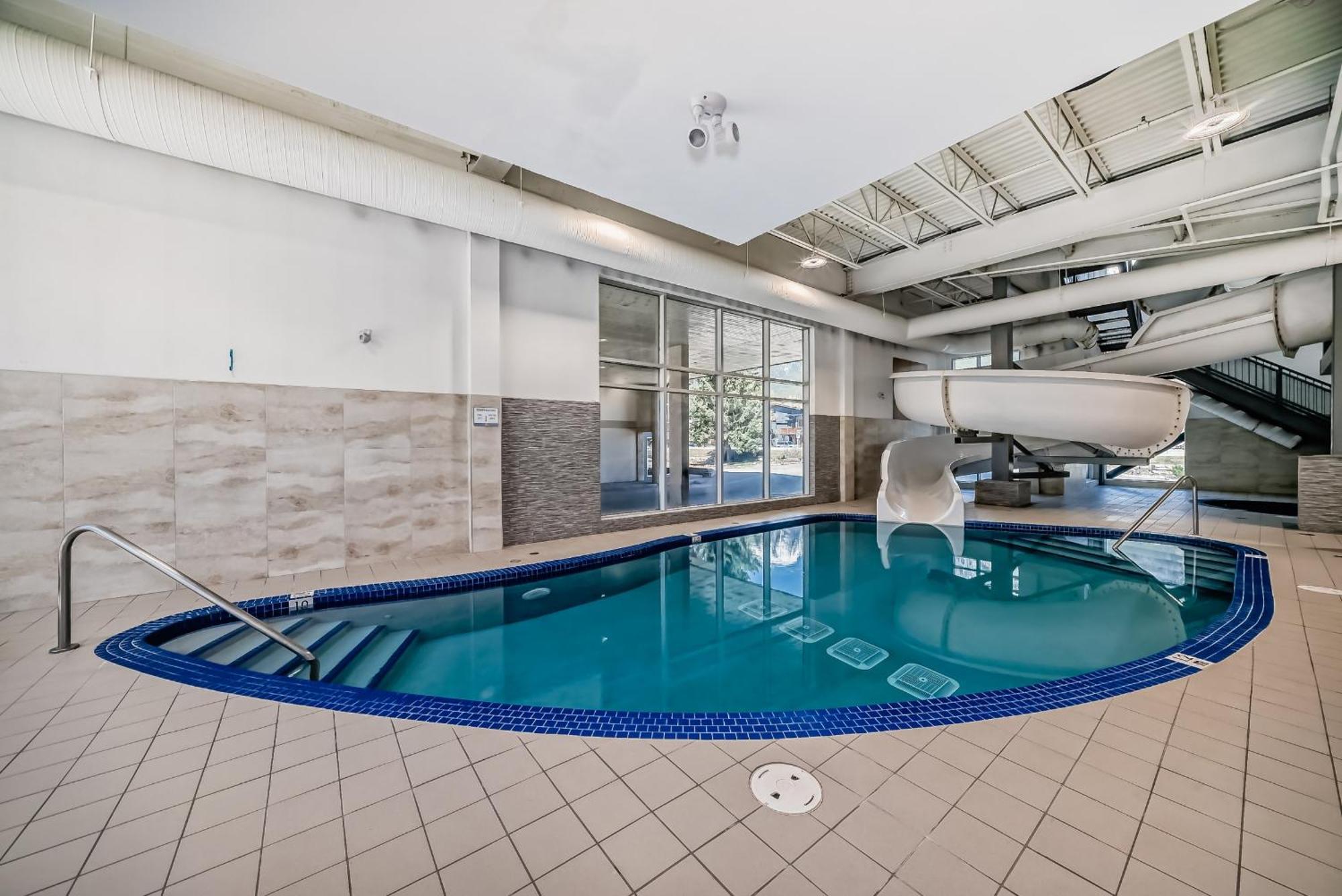 Canmore Inn & Suites Екстериор снимка