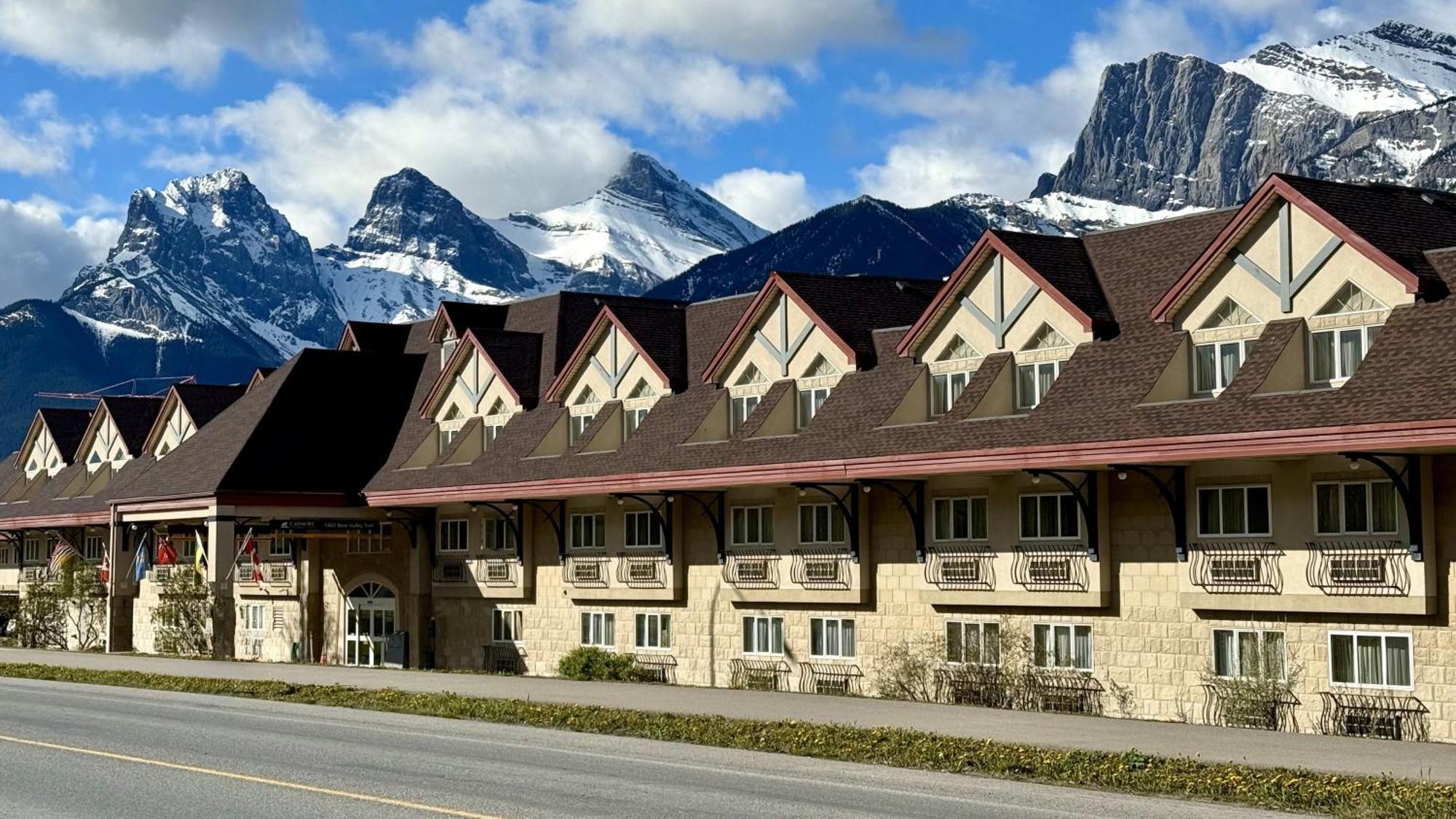 Canmore Inn & Suites Екстериор снимка