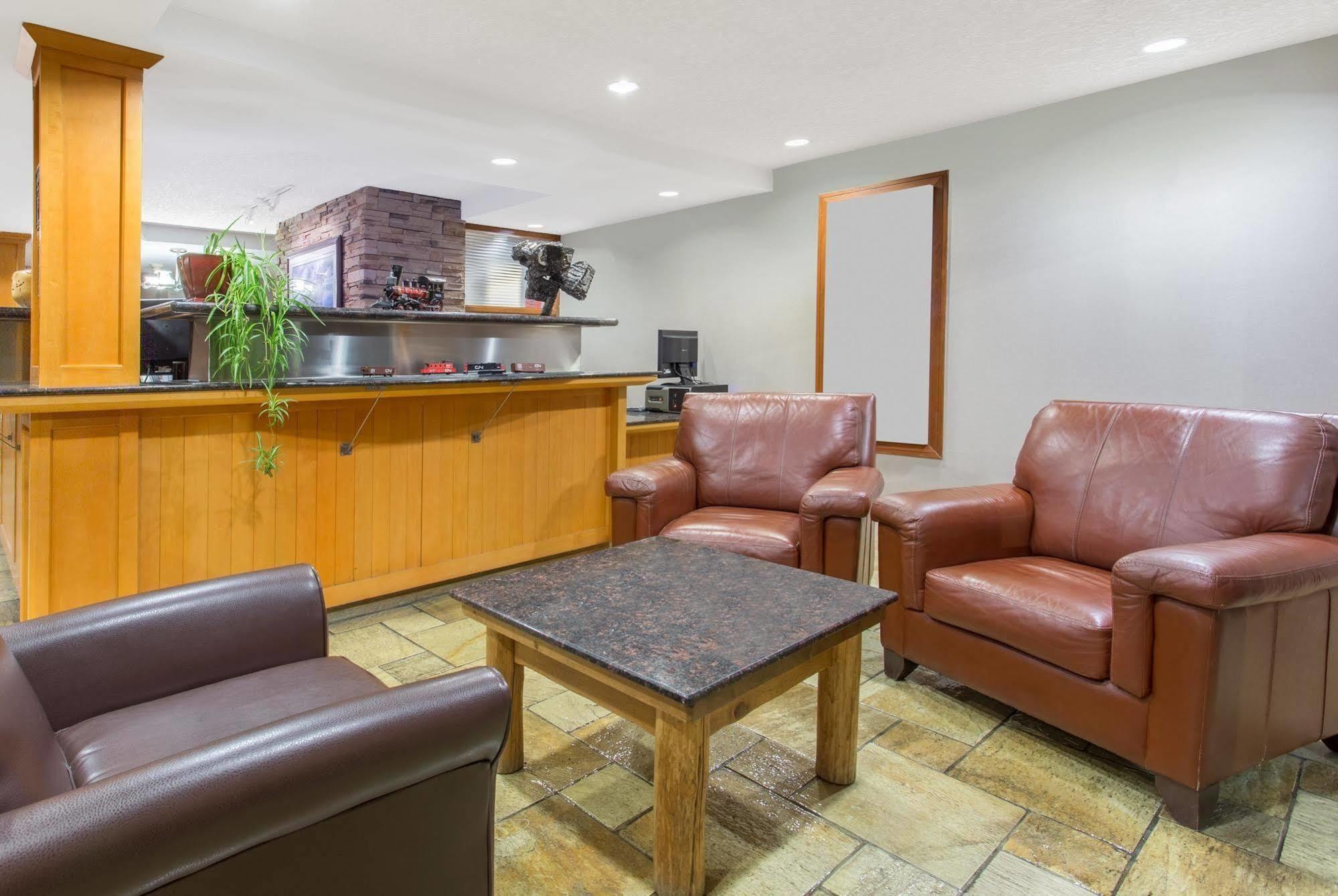 Canmore Inn & Suites Екстериор снимка