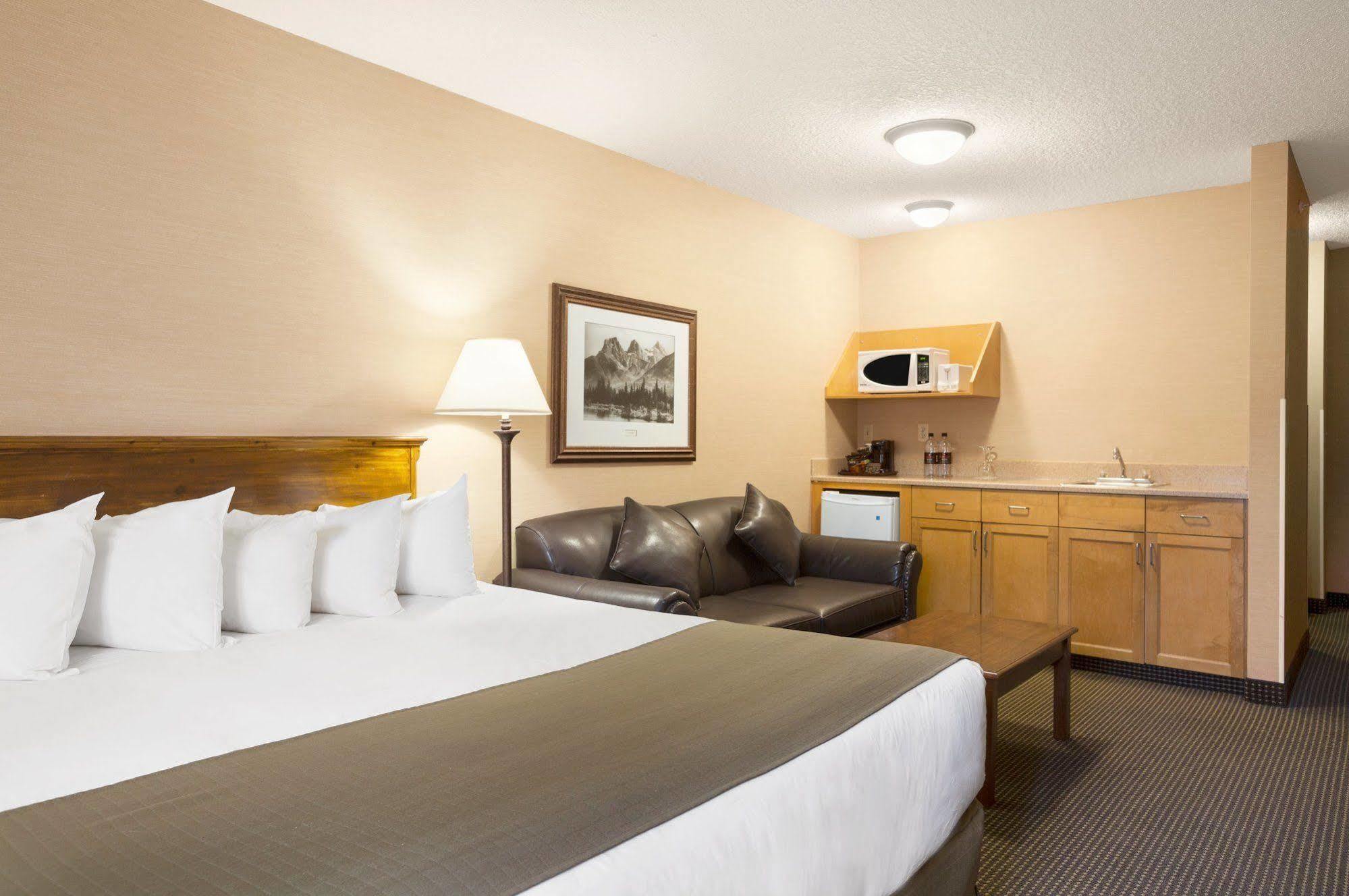 Canmore Inn & Suites Екстериор снимка