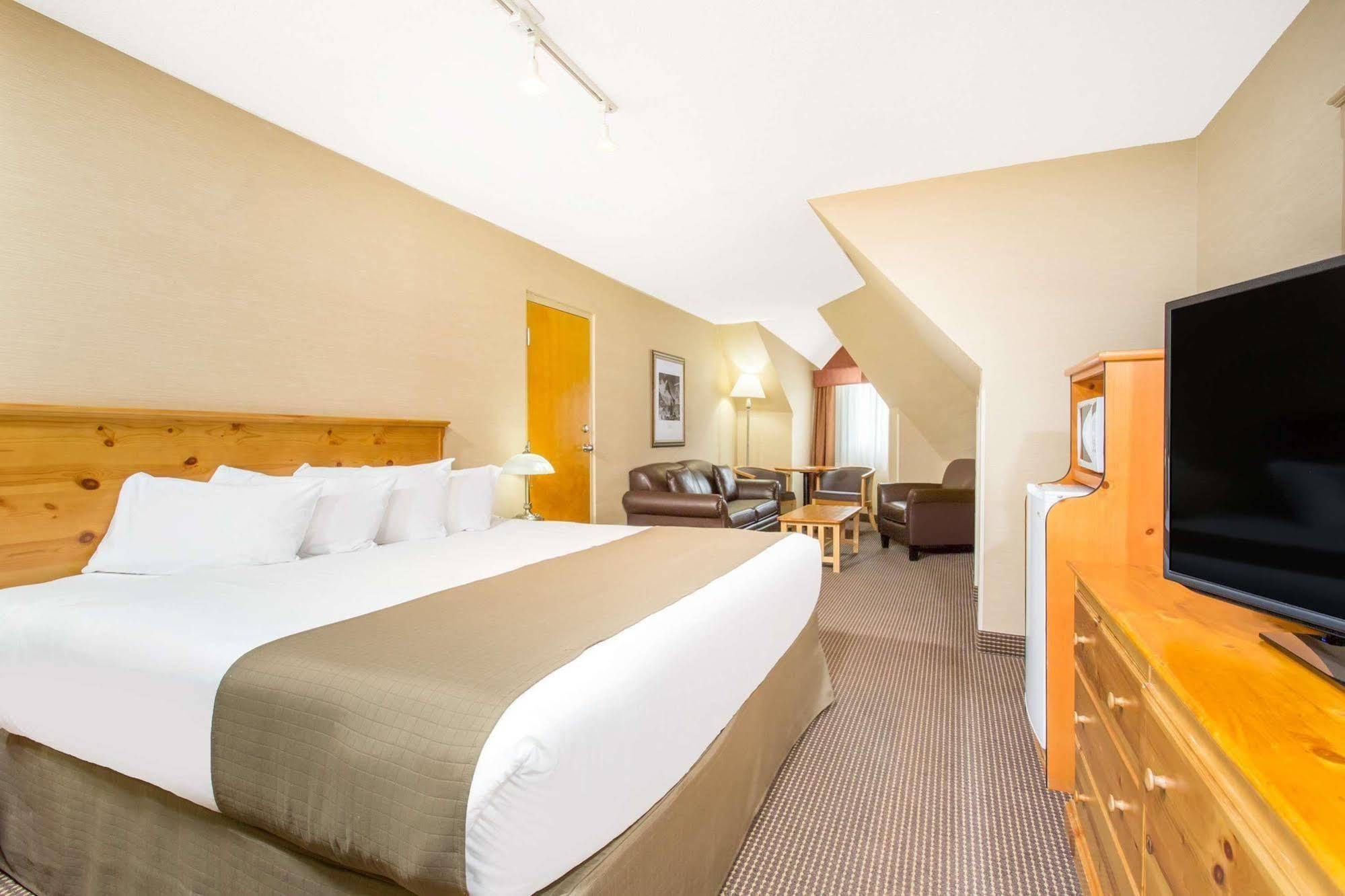 Canmore Inn & Suites Екстериор снимка