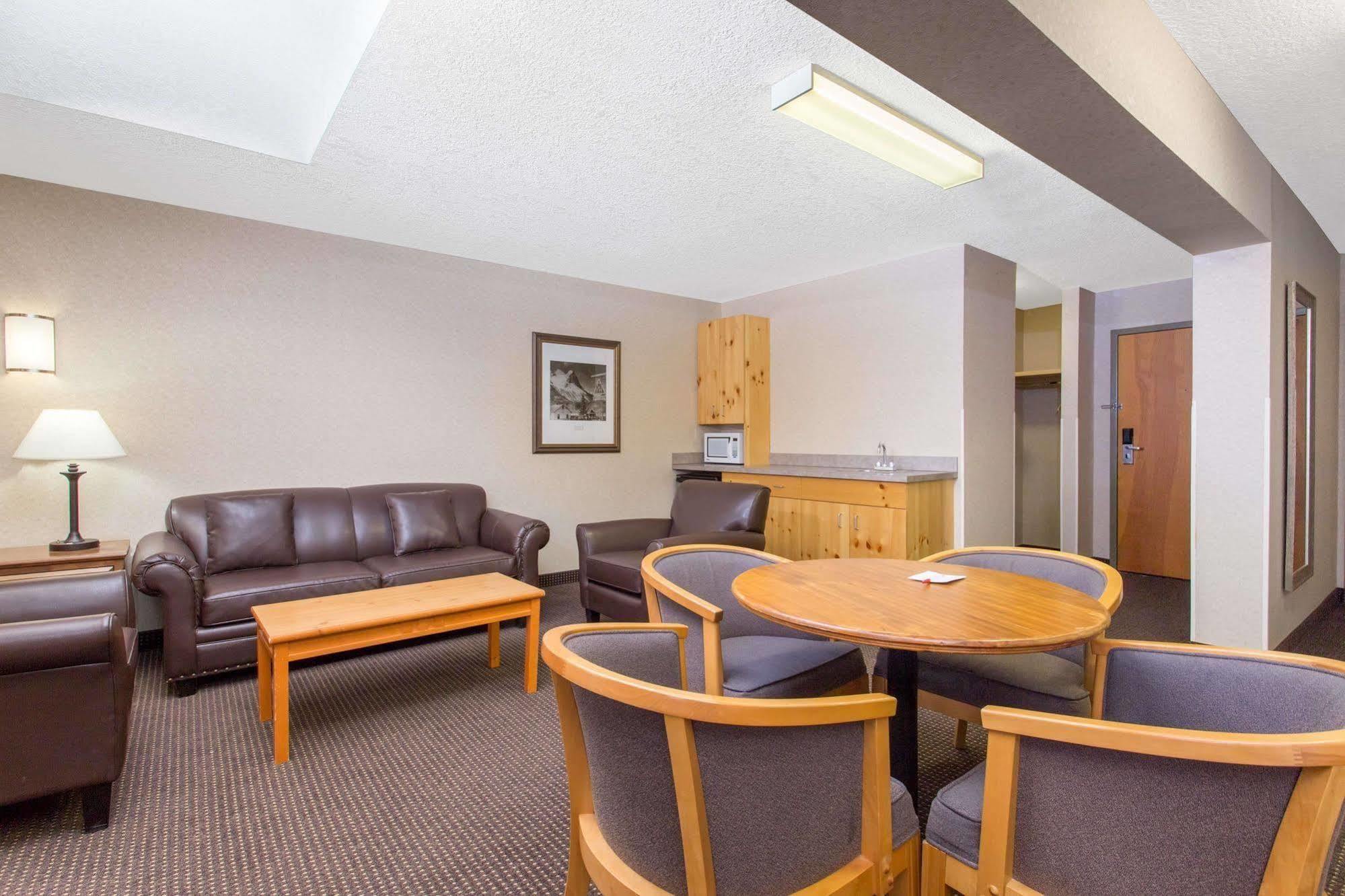 Canmore Inn & Suites Екстериор снимка