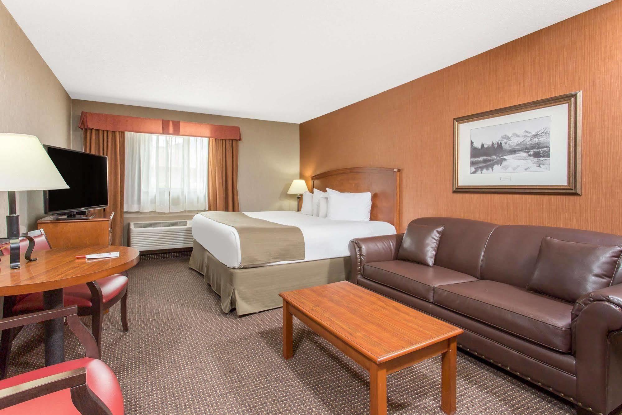 Canmore Inn & Suites Екстериор снимка