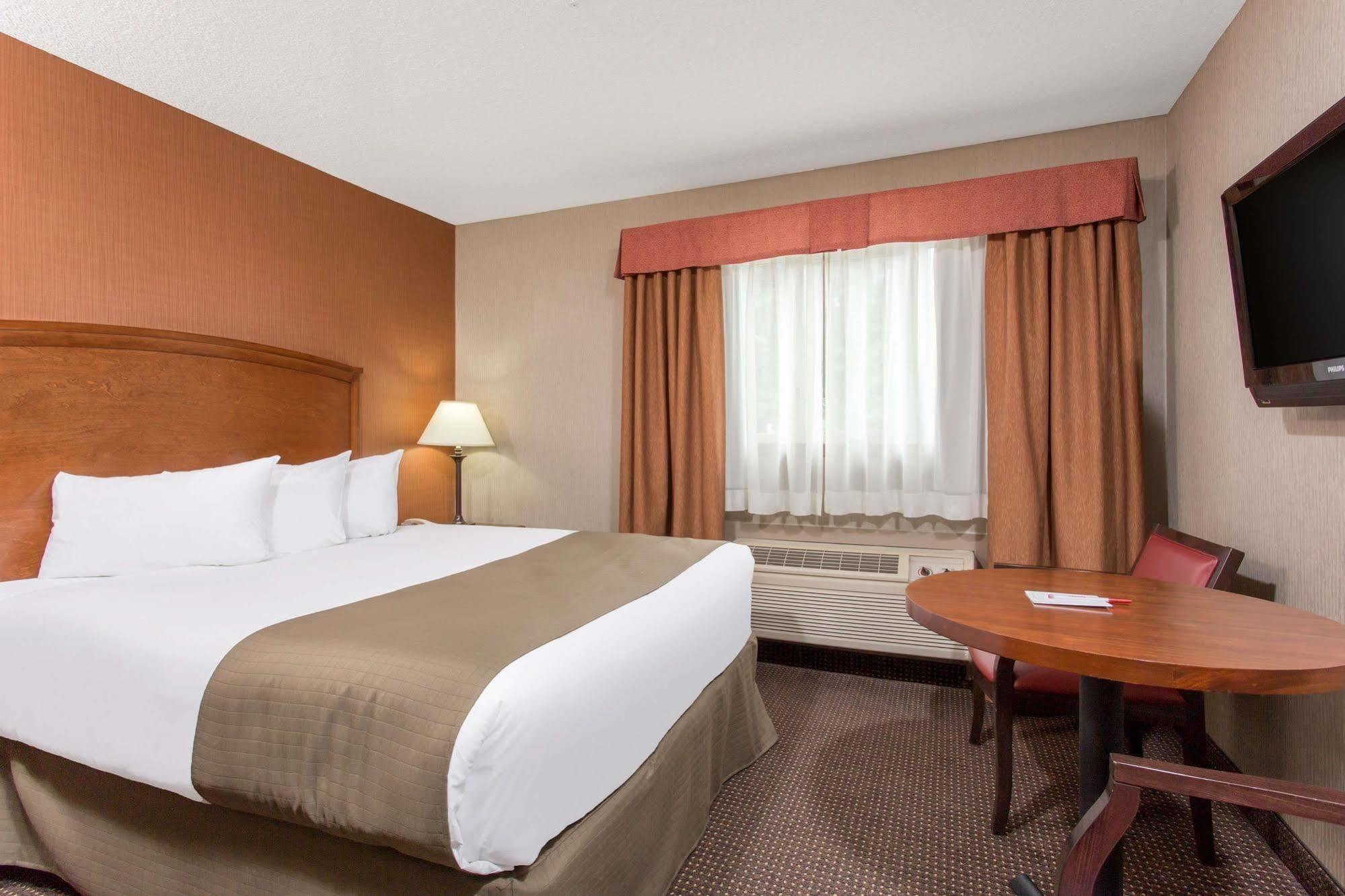 Canmore Inn & Suites Екстериор снимка