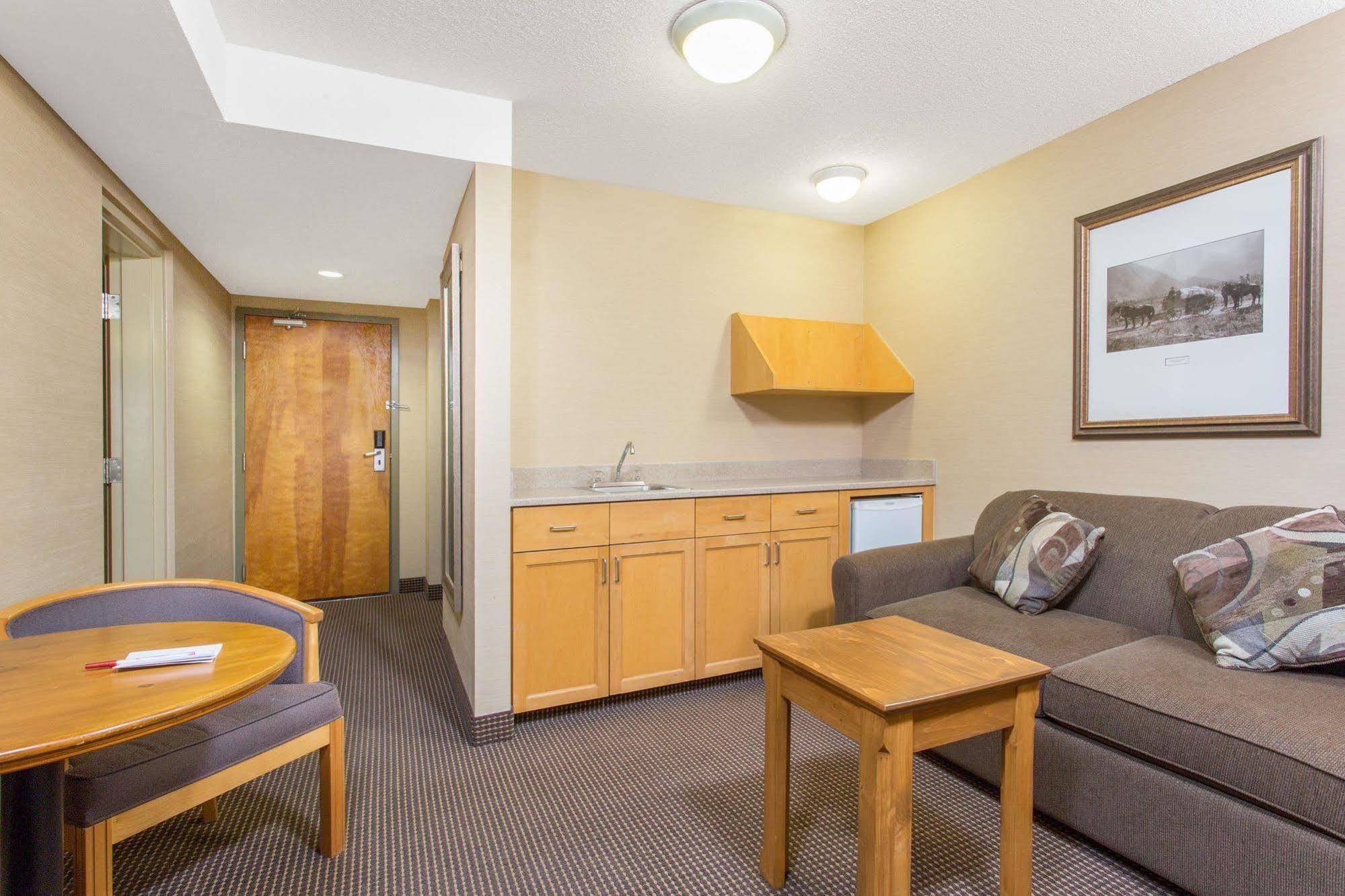 Canmore Inn & Suites Екстериор снимка