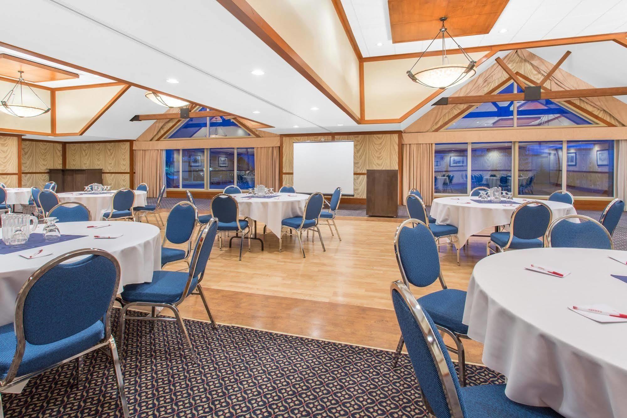 Canmore Inn & Suites Екстериор снимка