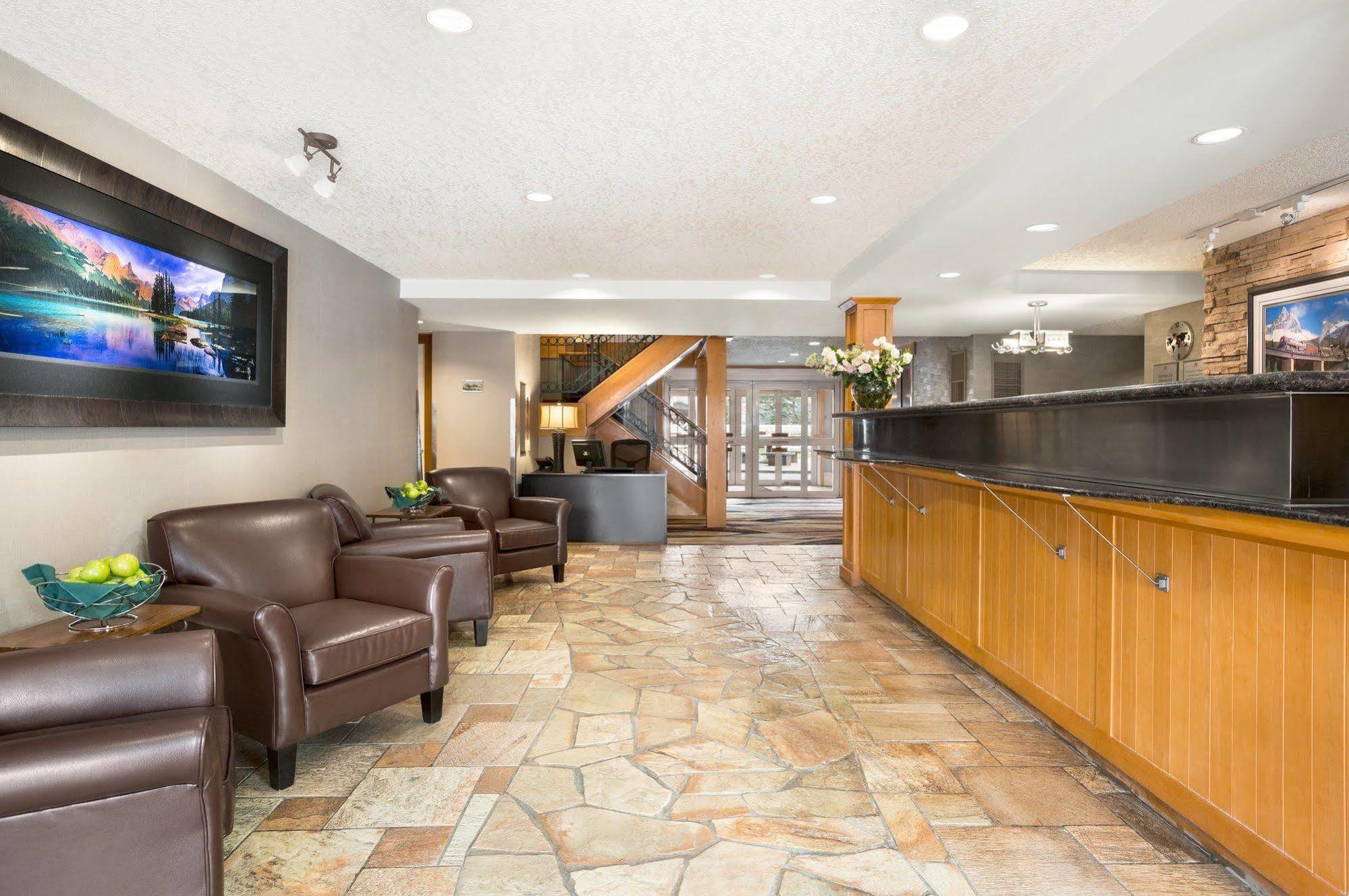 Canmore Inn & Suites Екстериор снимка