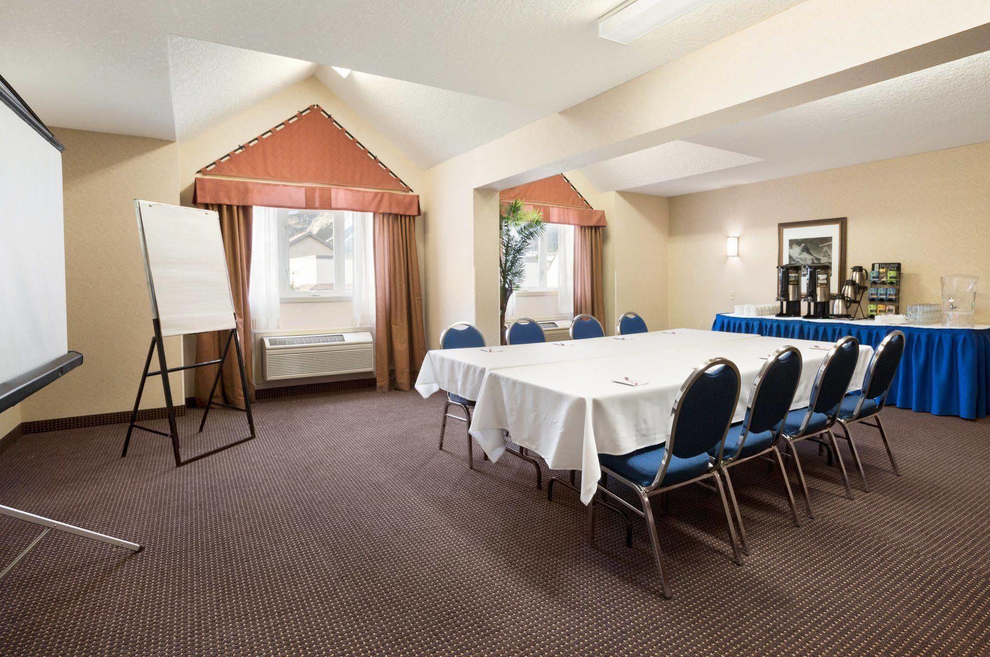 Canmore Inn & Suites Екстериор снимка